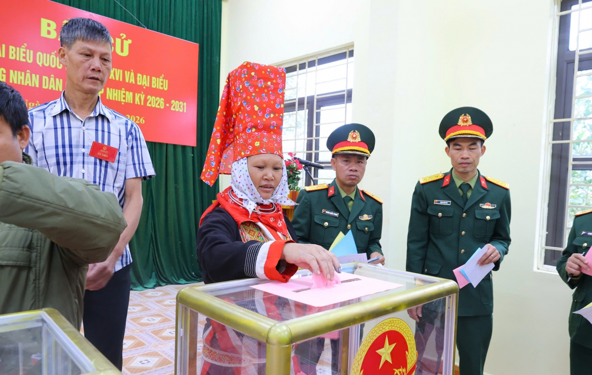 Cử tri vùng cao Quảng Ninh cùng các lực lượng vũ trang đi bầu cử tại xã biên giới Hoành Mô