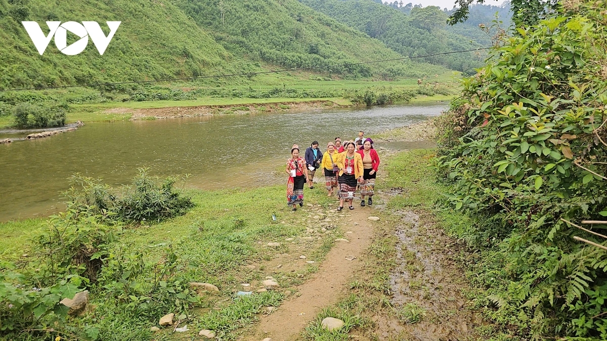 Cử tri bản Mọi, xã Môn Sơn vượt suối đi bầu cử sớm. 
