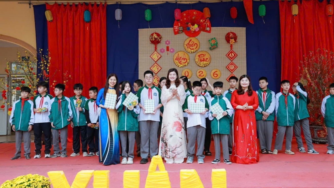 Theo bà, việc đưa các giá trị văn hóa, lịch sử của quê hương vào chương trình giáo dục sẽ giúp thế hệ trẻ hiểu hơn về truyền thống địa phương. Ảnh: NVCC