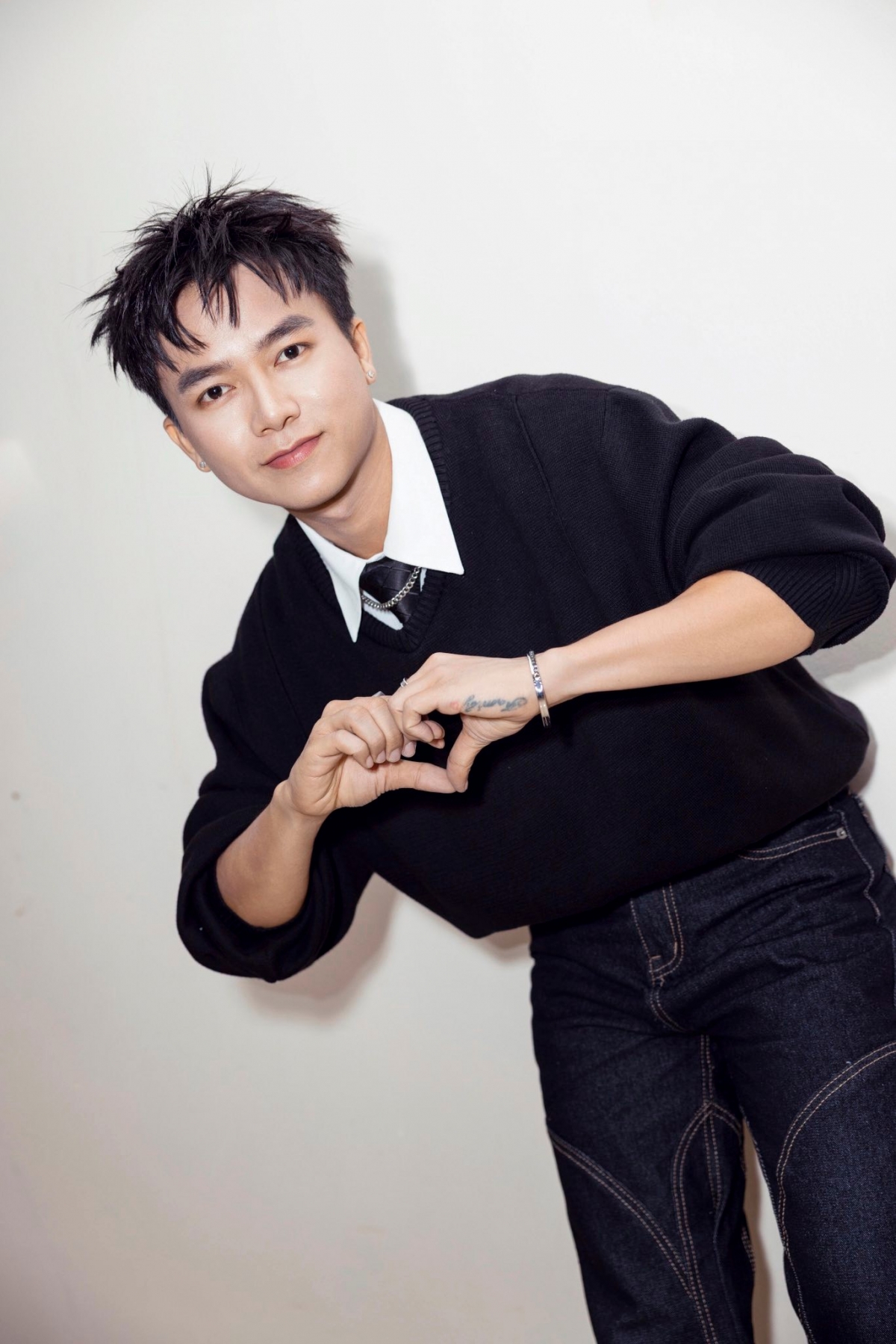 Bùi Công Nam khiến người hâm mộ chú ý khi chia sẻ hình ảnh mới với phong cách lịch lãm trên trang cá nhân.