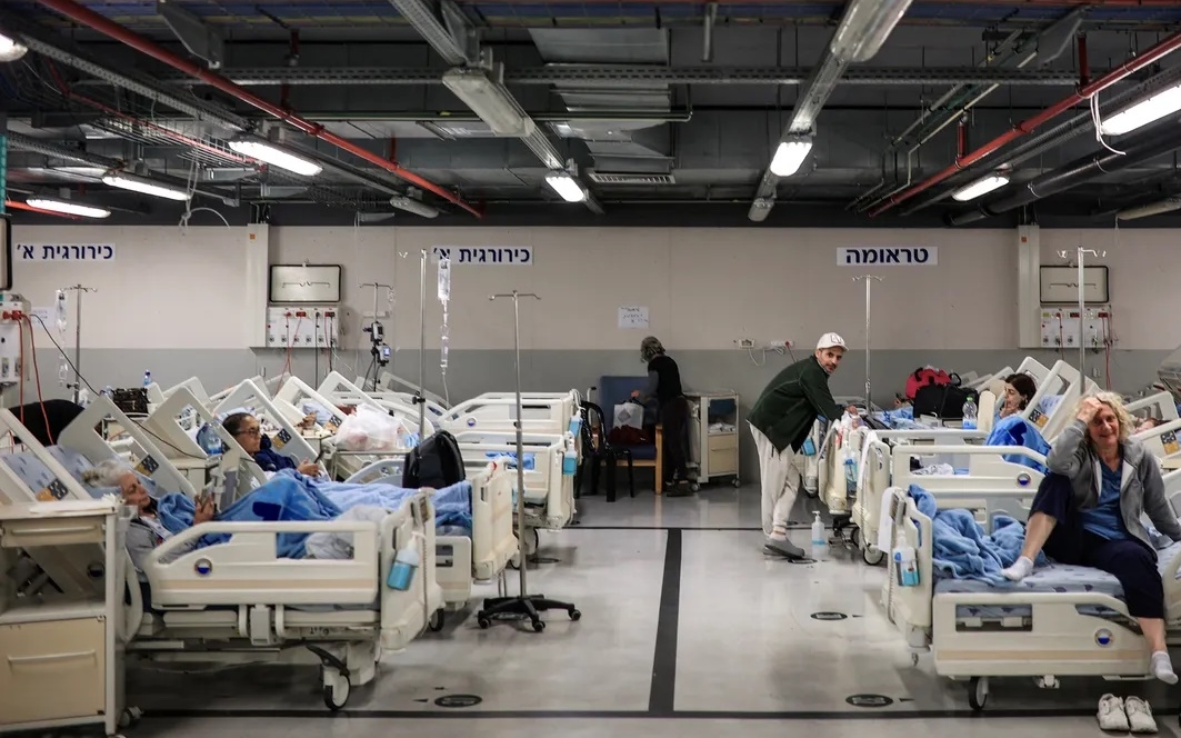 Một khu điều trị y tế đặt tại tầng hầm gửi xe. Ảnh: Reuters.