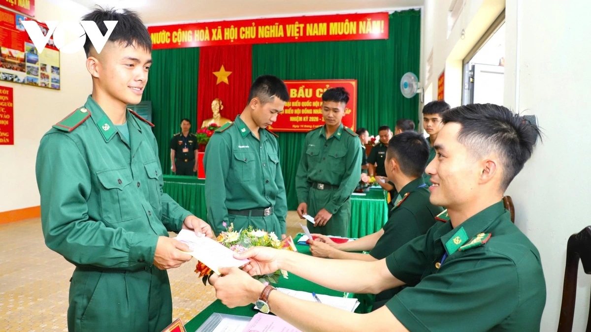 Phát phiếu bầu cử cho cử tri Biên phòng tỉnh Lâm Đồng