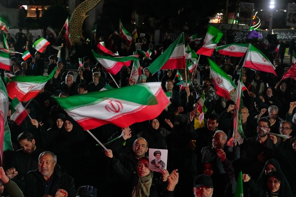 Người dân Iran xuống đường bày tỏ sự ủng hộ chính quyền và phản đối cuộc chiến đang diễn ra.