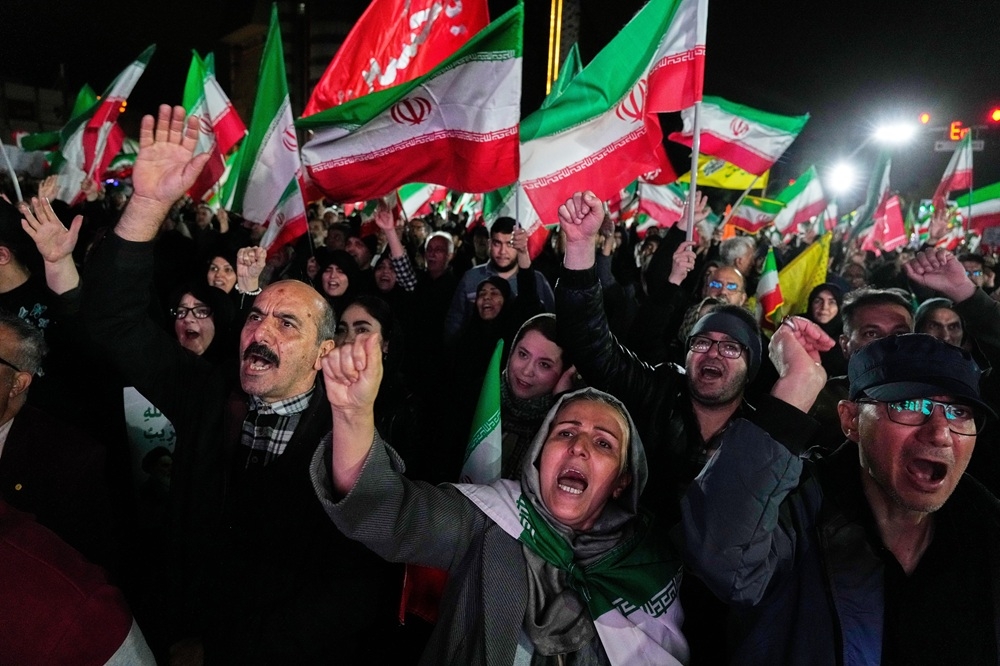 Người dân xuống đường ủng hộ Chính phủ Iran và phản đối chiến dịch quân sự đang diễn ra của Mỹ và Israel.