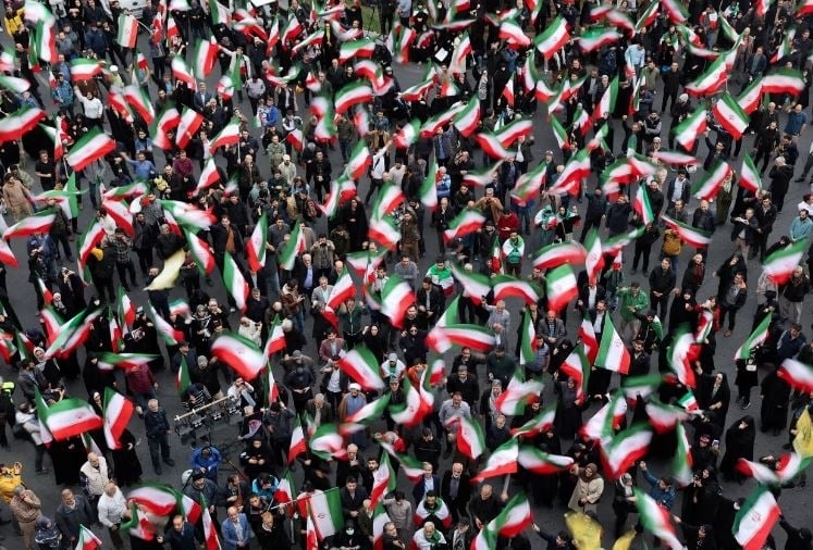 Người dân Iran biểu tình phản đối cuộc không kích của Mỹ và Israel. Ảnh: Reuters