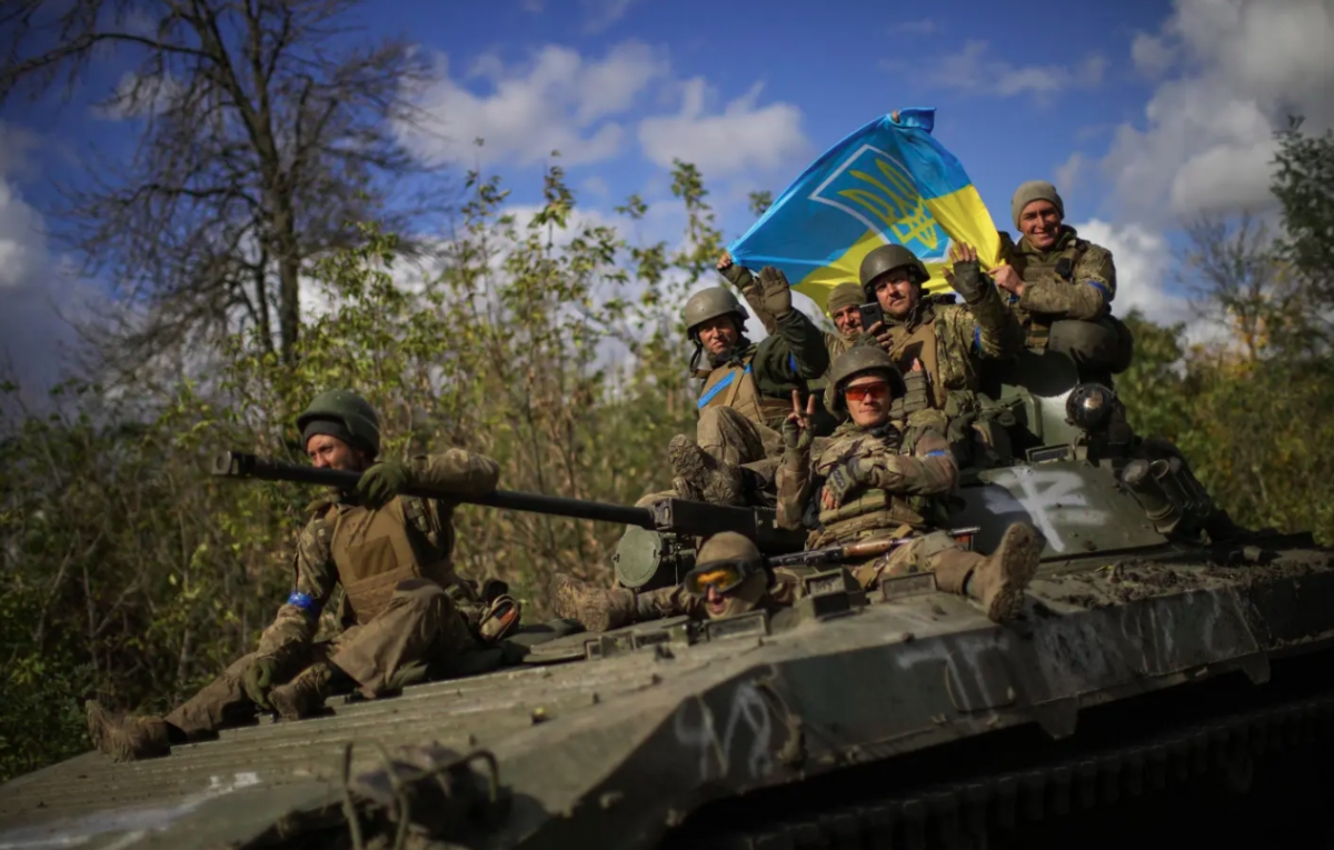 Binh sỹ Ukraine trên chiến trường. Ảnh: AP