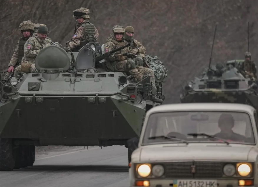 Binh sỹ Ukraine trên xe thiết giáp chở quân tại Donetsk. Ảnh: AP