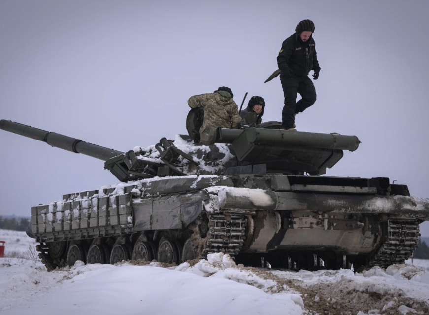 Binh sỹ Ukraine trong một cuộc tập trận mùa đông. Ảnh: AP