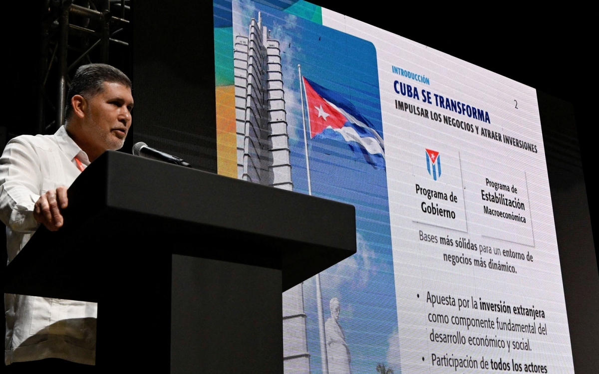 Phó Thủ tướng Cuba Oscar Perez-Oliva Fraga dự một sự kiện thương mại hồi năm 2025. Ảnh: Reuters.