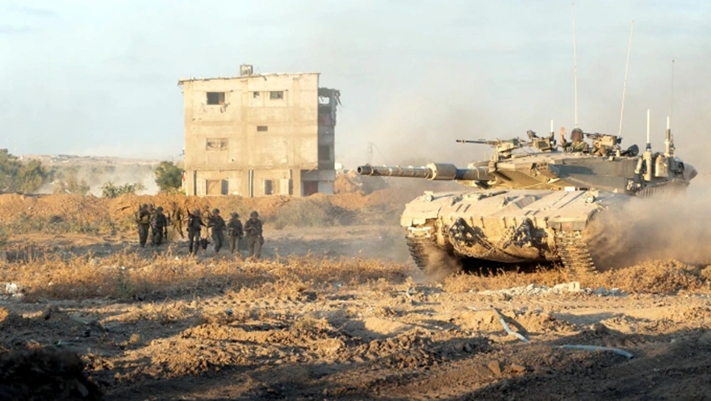 Xe tăng và binh sĩ Israel trong một hoạt động. Ảnh: Reuters