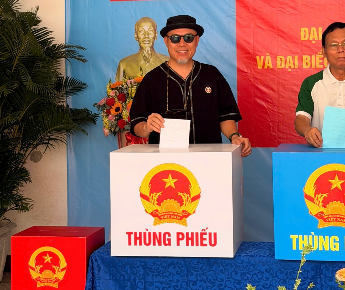 Nhạc sĩ Huy Tuấn thể hiện niềm vui khi đi bỏ phiếu bầu cử đại biểu Quốc hội khóa XVI và HĐND các cấp nhiệm kỳ 2026-2031, ngày 15/3 vừa qua.