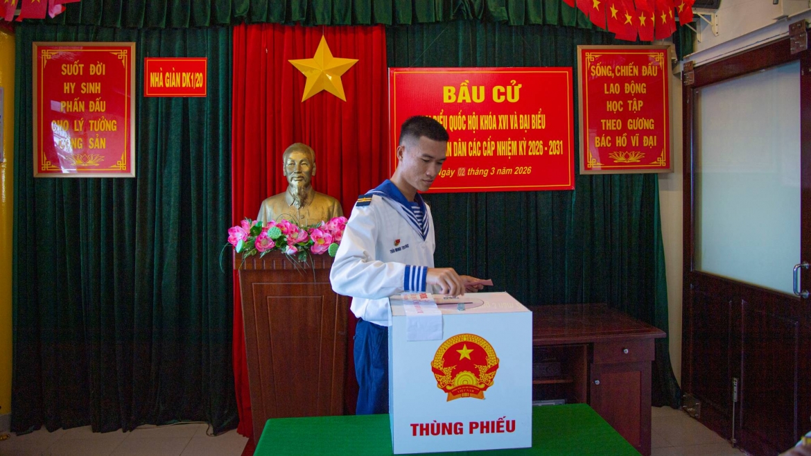 Trung sĩ Trần Minh Trường, cử tri trẻ trên Nhà giàn DK1.20 thực hiện bỏ phiếu