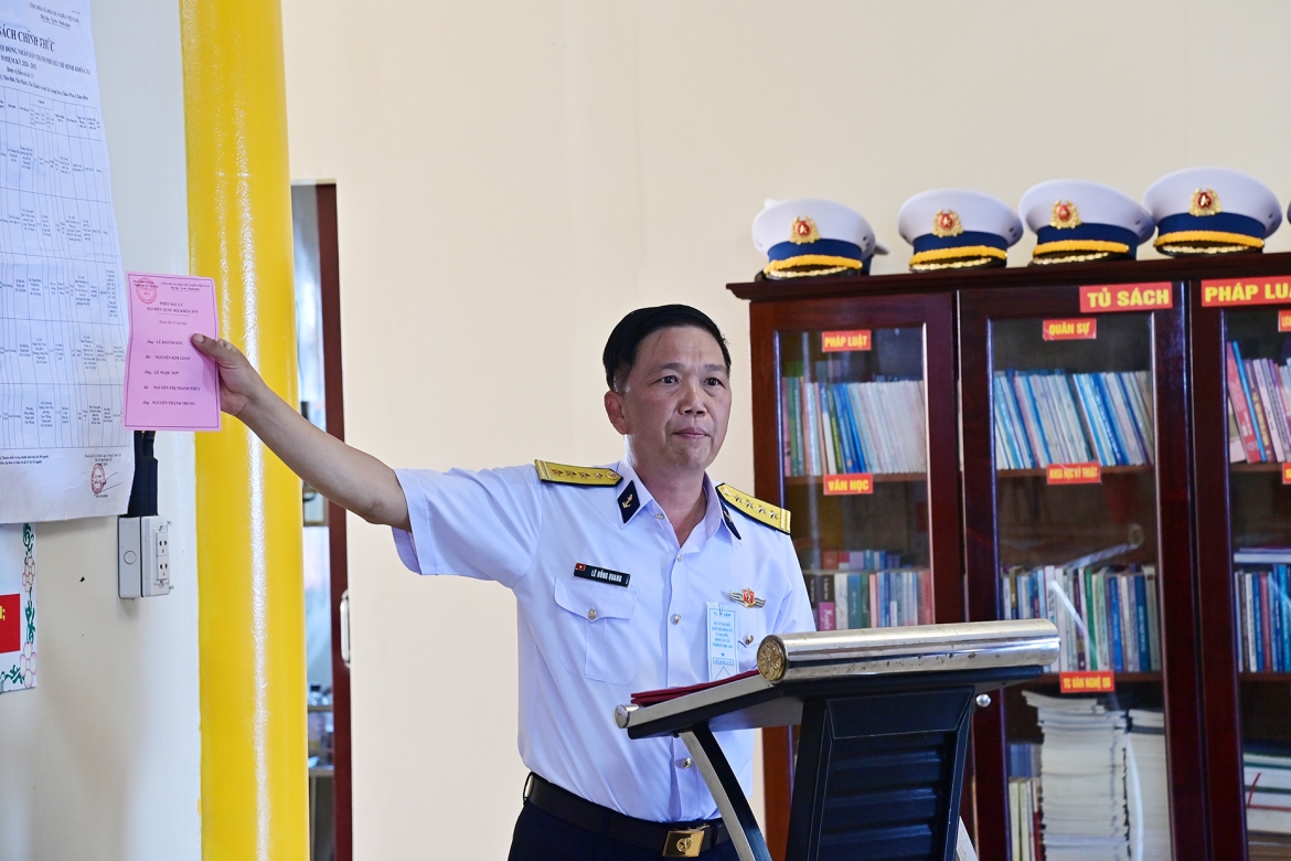 Đại tá Lê Hồng Quang, Tổ trưởng Tổ bầu cử hướng dẫn cử tri bầu cử.