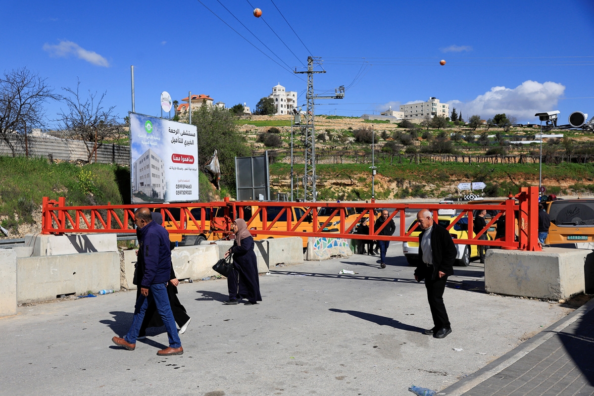 Người Palestine rời khỏi một cổng kiểm soát do Israel đóng lại gần thành phố Hebron ở khu vực Bờ Tây do Israel kiểm soát, ngày 1/3/2026. Ảnh: Reuters