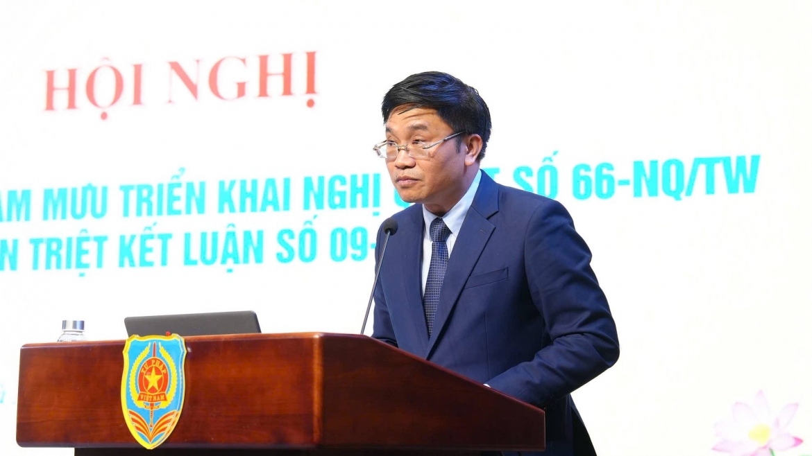 Viện trưởng Viện Chiến lược và Khoa học pháp lý Nguyễn Văn Cương báo cáo tại hội nghị.