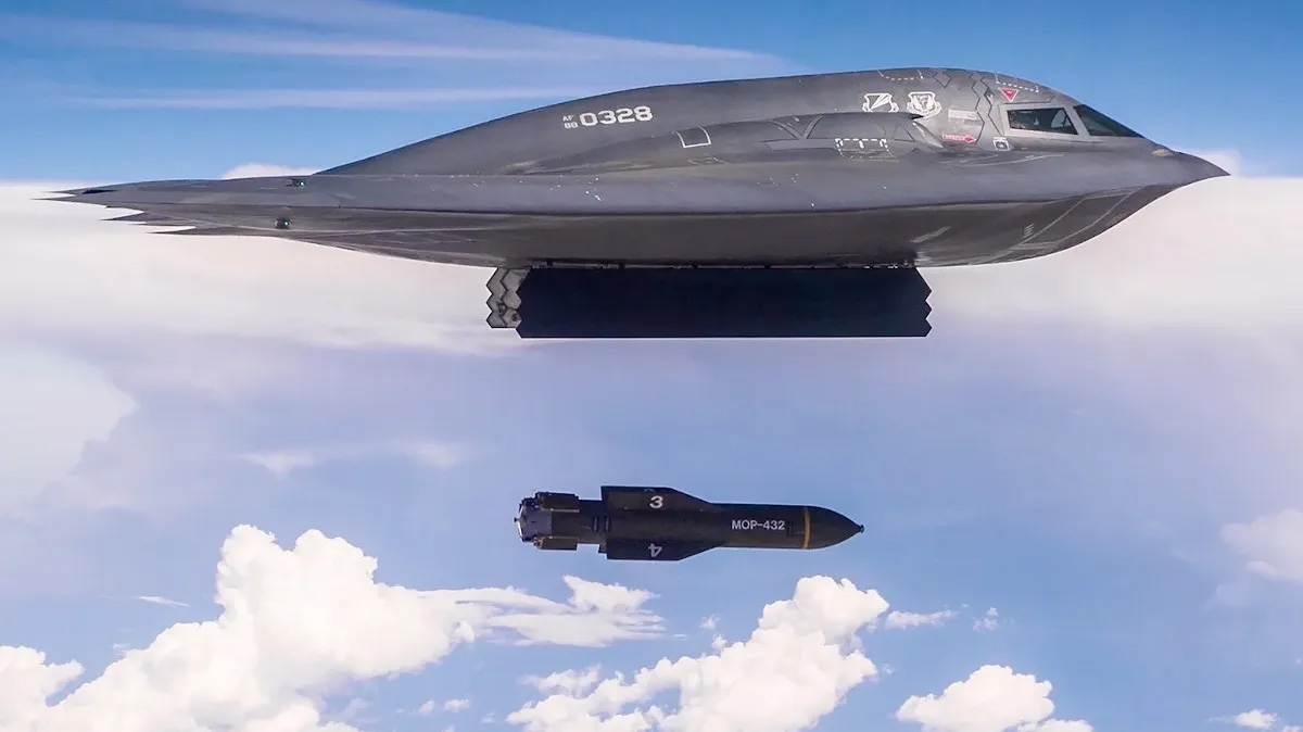 Máy bay B-2 Spirit của Mỹ thả bom GBU-57. Ảnh: USAF