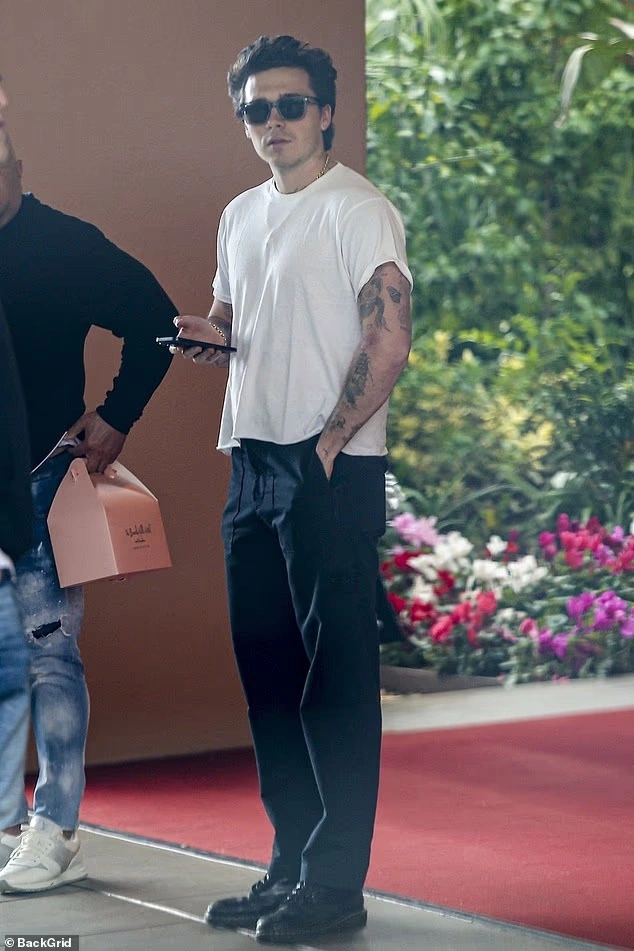 Brooklyn Beckham và David Beckham suýt chạm mặt nhưng lại lỡ nhau trong cùng một ngày tại The Beverly Hills Hotel.