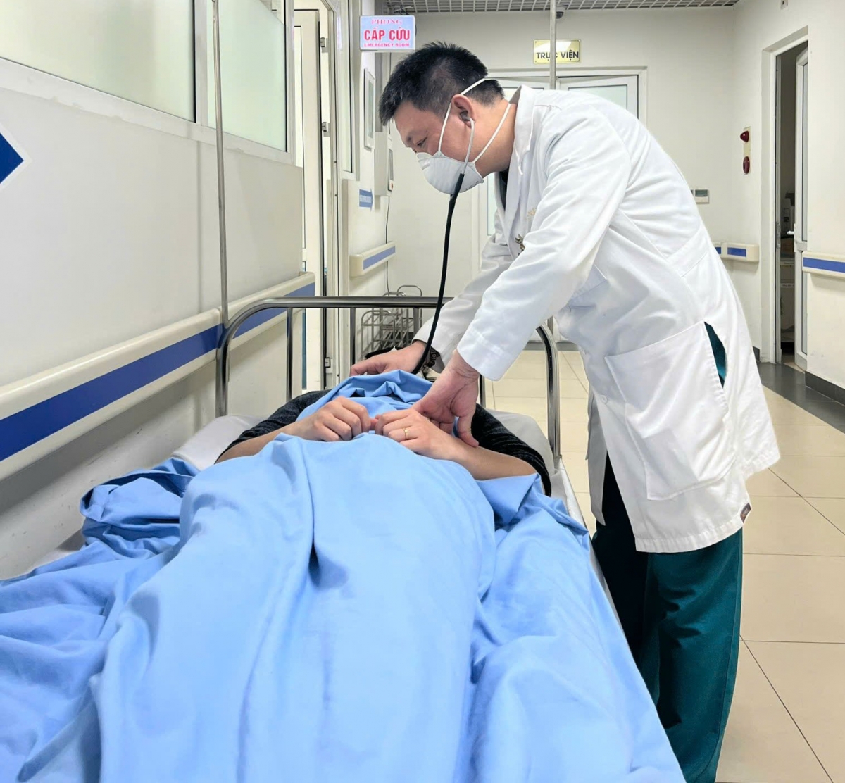 Để giảm tải cho các bệnh viện tuyến trên, BS. Nguyễn Đặng Khiêm - Trưởng khoa Cấp cứu, Bệnh viện Hữu nghị Việt - Xô cho rằng, cần nâng cao năng lực của hệ thống y tế cơ sở (Ảnh: NVCC)