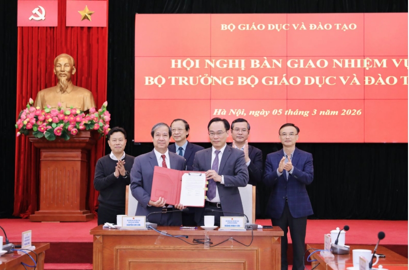 Nguyên Bộ trưởng Nguyễn Kim Sơn và quyền Bộ trưởng Hoàng Minh Sơn ký biên bản bàn giao nhiệm vụ Bộ trưởng Bộ GD-ĐT