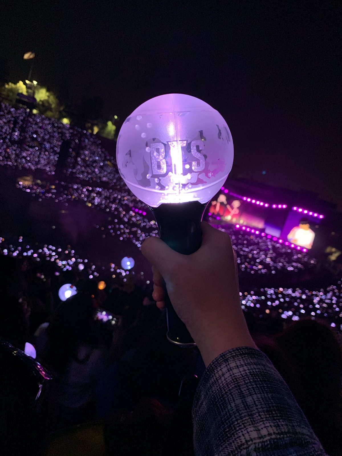 Chiếc light stick chính thức của BTS thường được người hâm mộ gọi là “ARMY Bomb”.