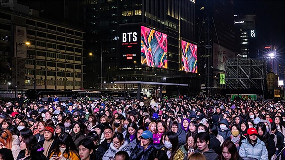 Khán giả tham dự buổi biểu diễn trở lại của nhóm nhạc K-pop BTS tại Quảng trường Gwanghwamun. (Ảnh: BigHit Music)