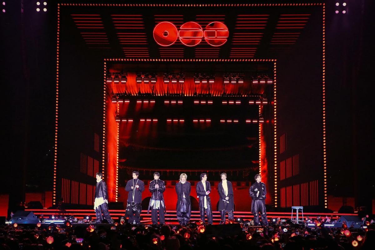 BTS xuất hiện tại Gwanghwamun Square, mở màn show diễn comeback sau gần 4 năm.