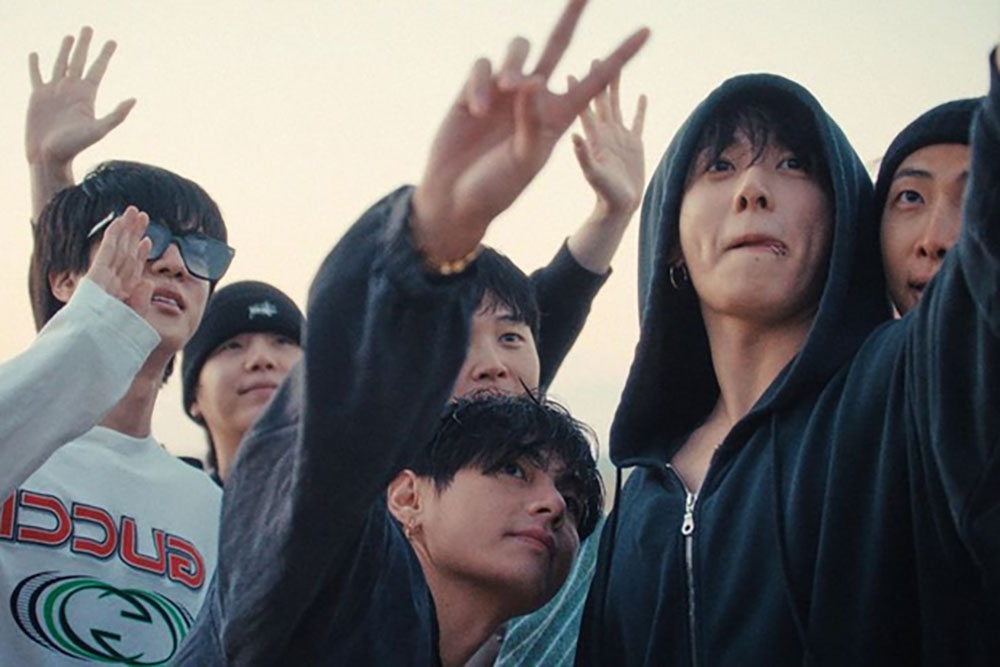 Các thành viên BTS, từ trái sang phải: Jin, Suga, Jimin, V, Jung Kook và RM trong một cảnh trích từ phim tài liệu “BTS: THE RETURN”. (Ảnh: Netflix)