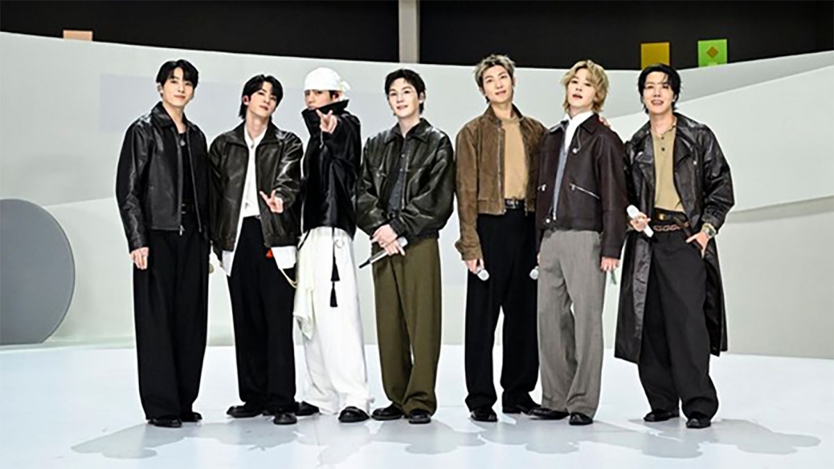 Nhóm nhạc K-pop BTS tạo dáng sau khi biểu diễn tại chương trình trò chuyện “The Tonight Show Starring Jimmy Fallon” của đài NBC để quảng bá cho album “ARIRANG” của nhóm. (Ảnh: NBC)