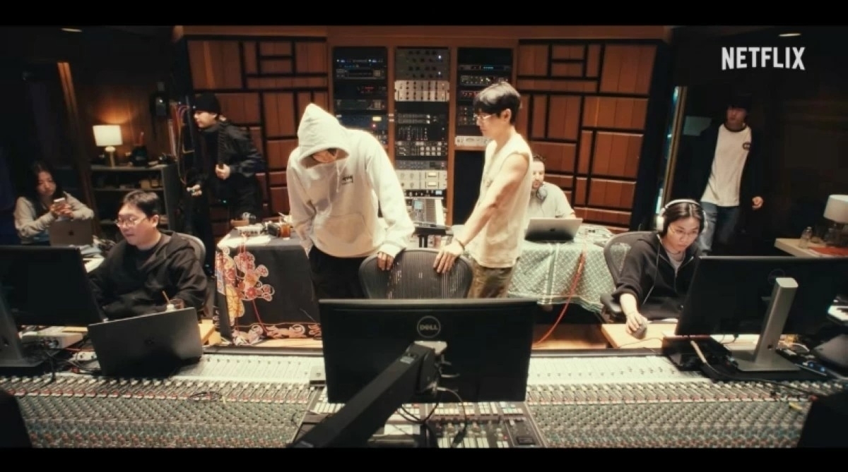 Các thành viên tranh luận về ca từ và phối khí, cho thấy quá trình sáng tạo không hề “trơn tru” như hình ảnh sân khấu. (Ảnh: Netflix)