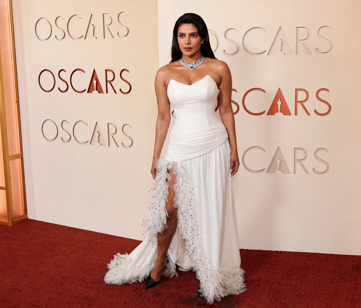 Priyanka Chopra Jonas xuất hiện trong chiếc váy trắng của Dior với đường xẻ cao và viền lông vũ đen trắng. Tuy nhiên, các chi tiết màu đen bị cho là làm lu mờ tổng thể trang phục, khiến vẻ ngoài của cô kém nổi bật hơn so với kỳ vọng.