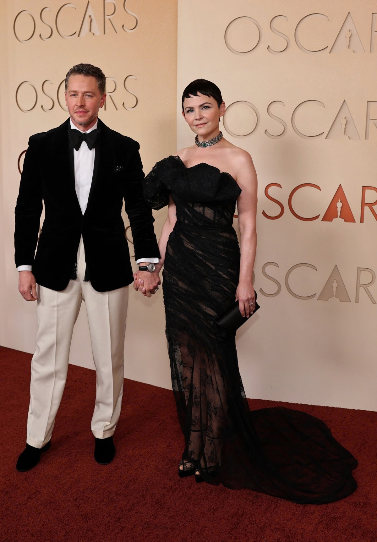 Cặp đôi Josh Dallas và Ginnifer Goodwin cũng được nhắc đến khi xuất hiện với phong cách không ăn khớp. Goodwin diện váy lưới lấp lánh của Monse, trong khi Dallas chọn áo blazer đơn giản kết hợp quần tây trắng. Sự đối lập giữa phong cách cầu kỳ và giản dị khiến tổng thể trang phục của hai người thiếu sự hài hòa.