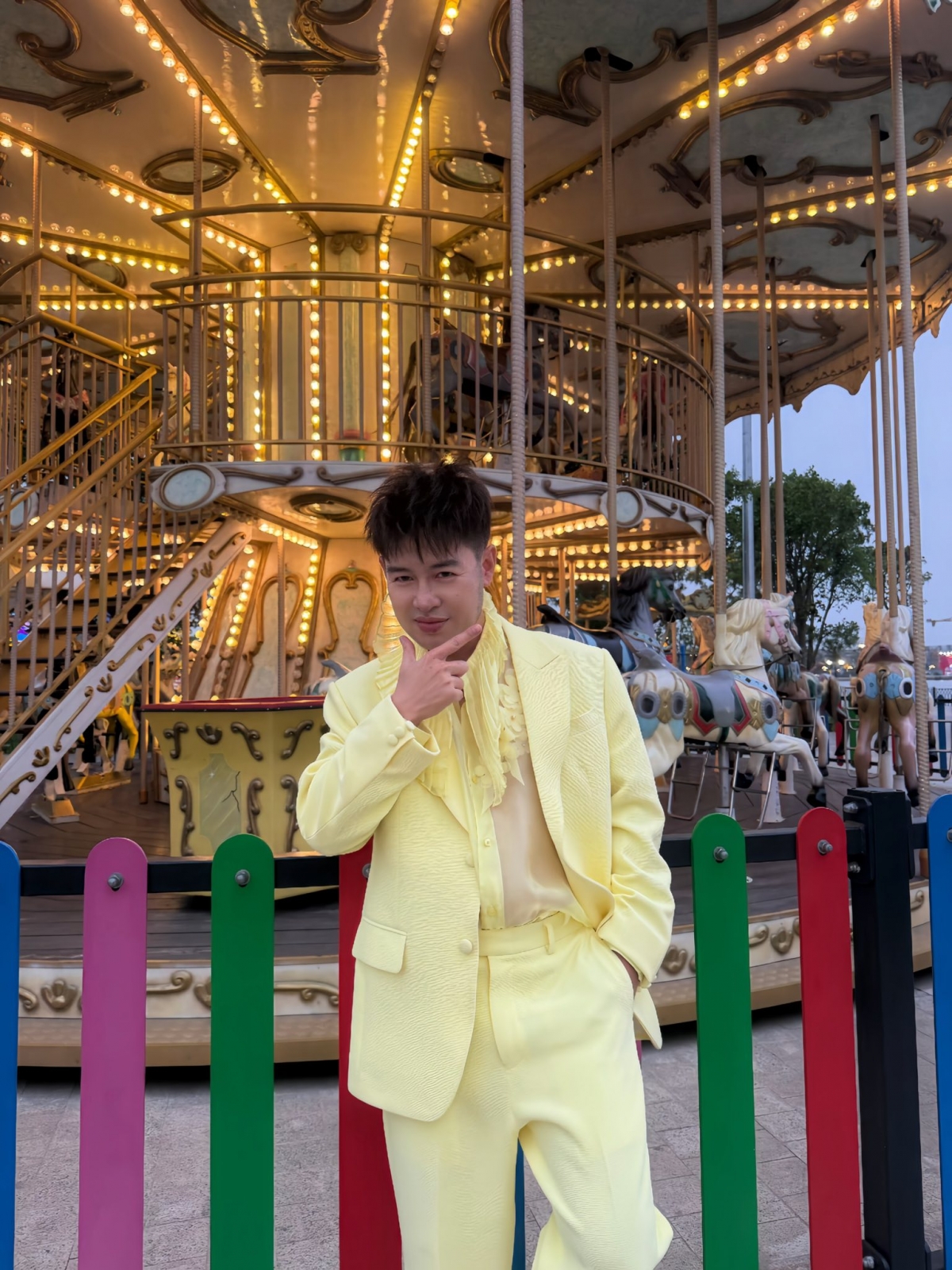 Hoàng Hải cũng không kém cạnh khi đăng status “Anh đứng đây từ chiều” – kiểu thả thính cổ điển nhưng vẫn hiệu quả.