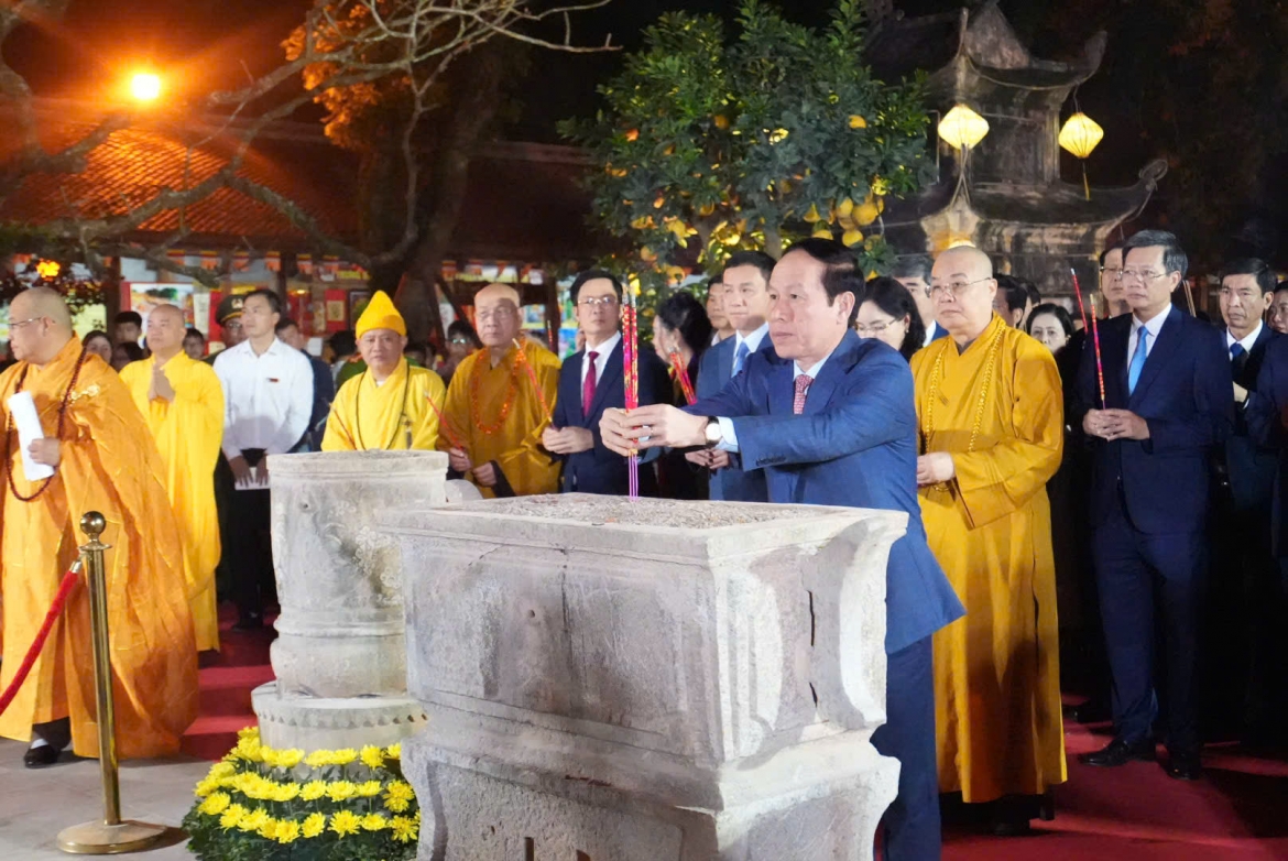 Các đại biểu dâng hương tưởng niệm 692 năm ngày viên tịch của Đệ Tam Tổ Trúc Lâm Huyền Quang Tôn giả