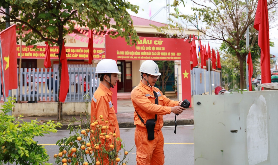 Các đơn vị bố trí lực lượng ứng trực đảm bảo cung cấp điện tại các điểm diễn ra bầu cử.
