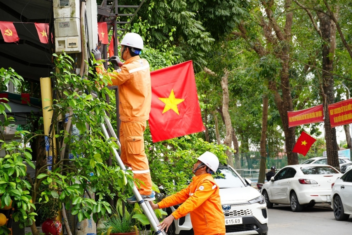Các đơn vị bố trí lực lượng ứng trực đảm bảo cung cấp điện tại các điểm diễn ra bầu cử.