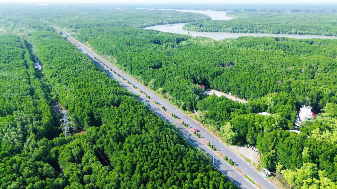 Các vận động viên sẽ trải nghiệm cung đường “xuyên rừng” giữa cảnh quan thiên nhiên nguyên sơ của Rừng Sác.