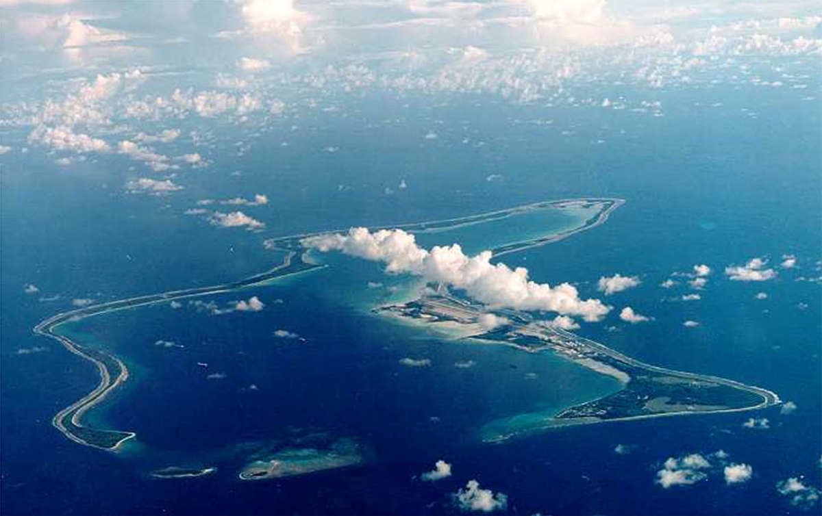 Ảnh chụp từ trên cao Diego Garcia, hòn đảo lớn nhất trong quần đảo Chagos và là nơi đặt một căn cứ quân sự lớn của Mỹ ở giữa Ấn Độ Dương, được thuê từ Anh vào năm 1966. Ảnh: Reuters.