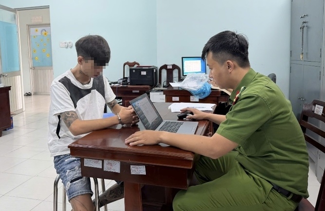 Công an phường Hưng Phú làm việc với đối tượng sử dụng trái phép chất ma túy- Ảnh: Công an thành phố Cần Thơ