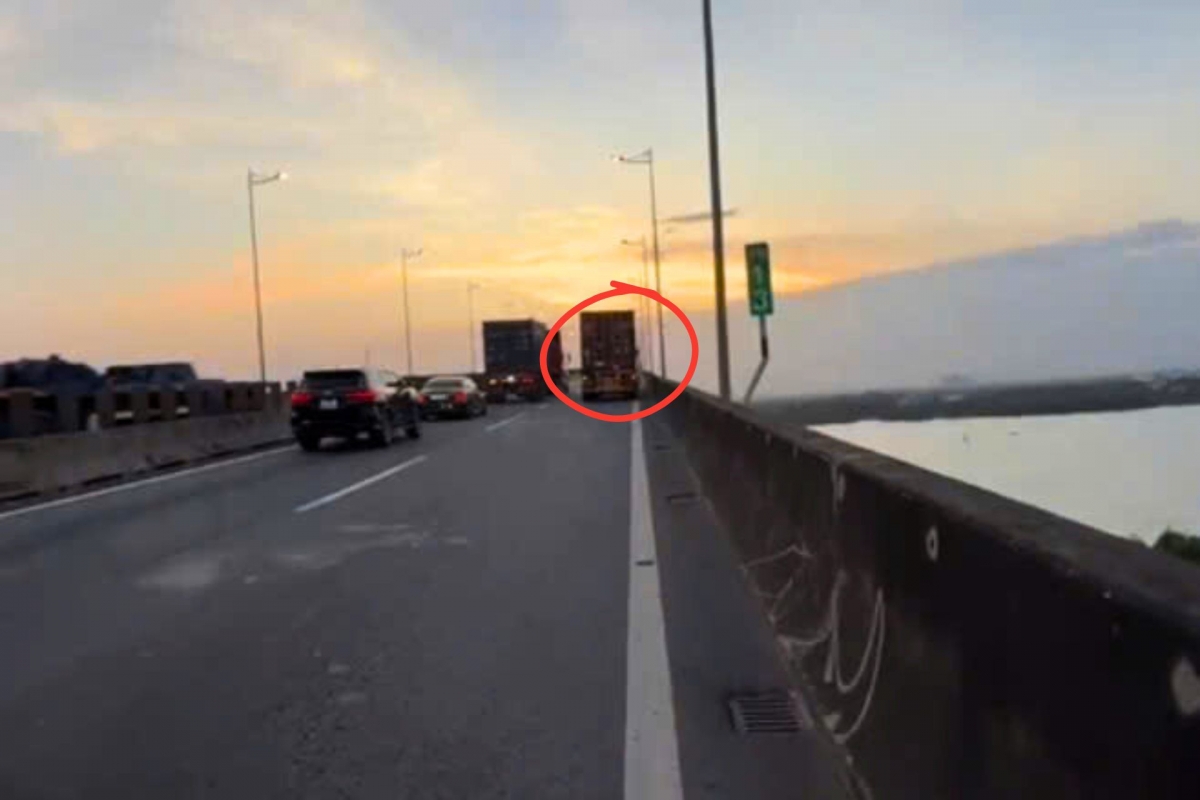 CSGT phát hiện trường hợp xe container dừng trên cao tốc không đặt biển cảnh báo. Ảnh cắt từ clip