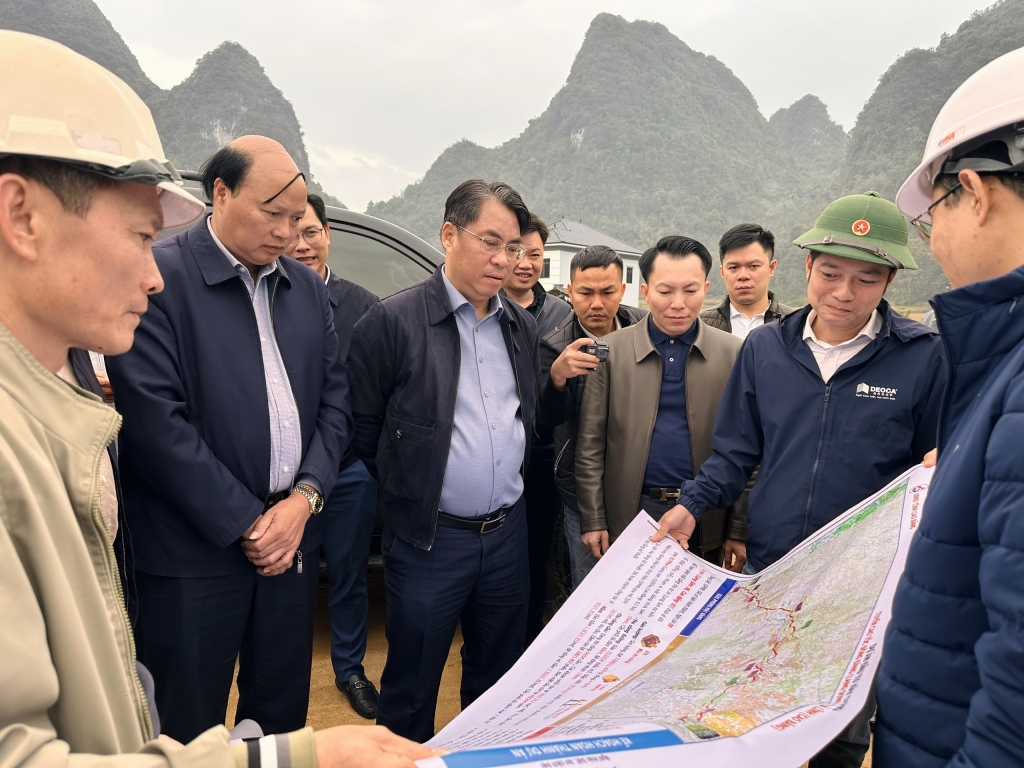Ông Phan Thăng An, Ủy viên Trung ương Đảng, Bí thư Tỉnh ủy Cao Bằng kiểm tra dự án cao tốc Đồng Đăng - Trà Lĩnh ngày 14/3 (Ảnh: Báo Cao Bằng)