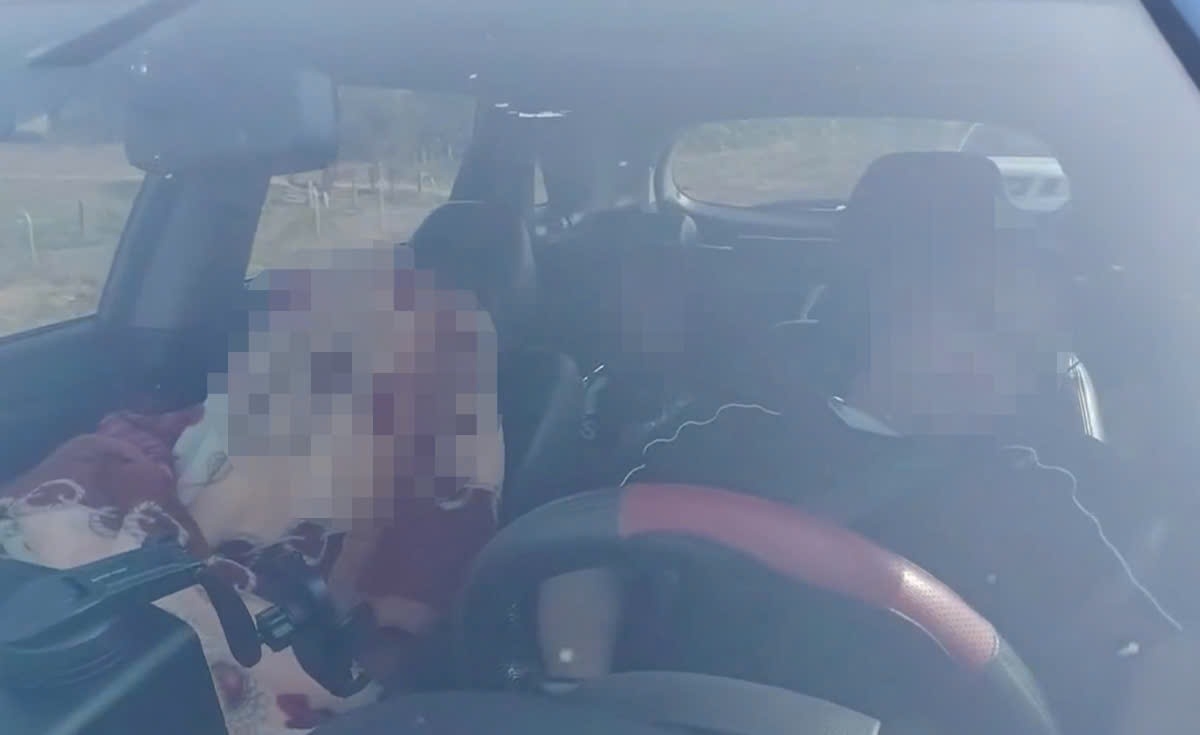 Tài xế dừng xe để ngủ bị xử phạt (Ảnh: B.H)