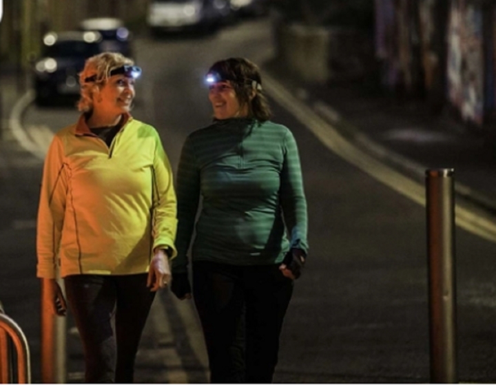 Đi bộ 60 phút vào buổi tối có thể giúp thư giãn đầu óc và cơ thể, giảm mệt mỏi và căng thẳng.