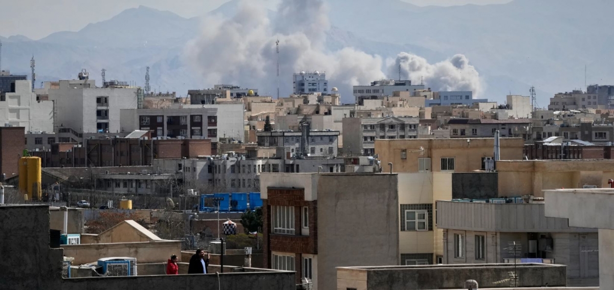 Khói bốc lên tại thủ đô Tehran sau cuộc không kích của Israel. Ảnh: AP