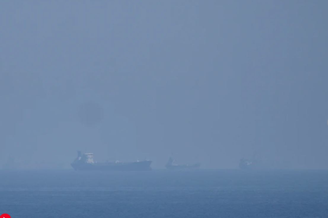 Tàu thuyền qua Eo biển Hormuz. Ảnh: AP