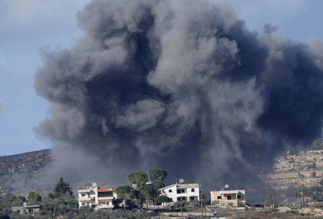 Khói bốc lên sau một cuộc tấn công của Israel vào Lebanon. Ảnh: AP