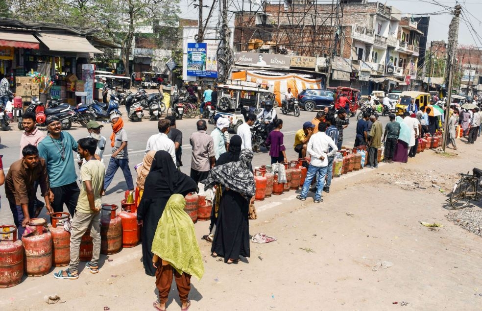 Người dân Ấn Độ xếp hàng mua gas. Ảnh: ANI