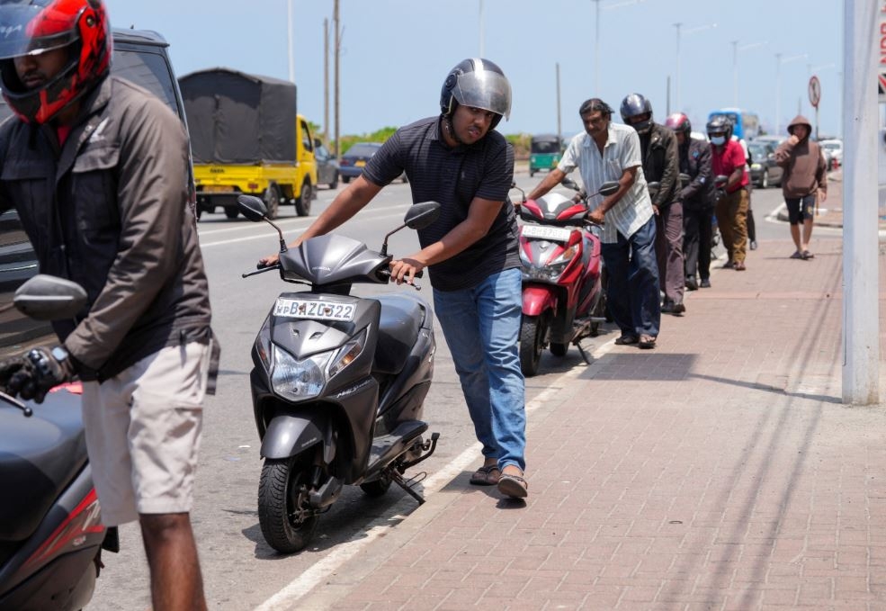 Người dân Sri Lanka xếp hàng đổ nhiên liệu. Ảnh: Reuters