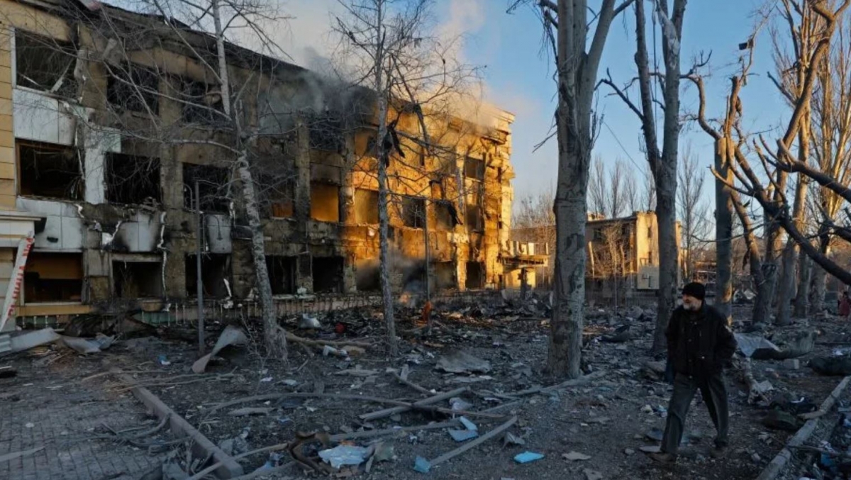 Một bệnh viện bị phá hủy do pháo kích ở Donetsk. Ảnh: Reuters.