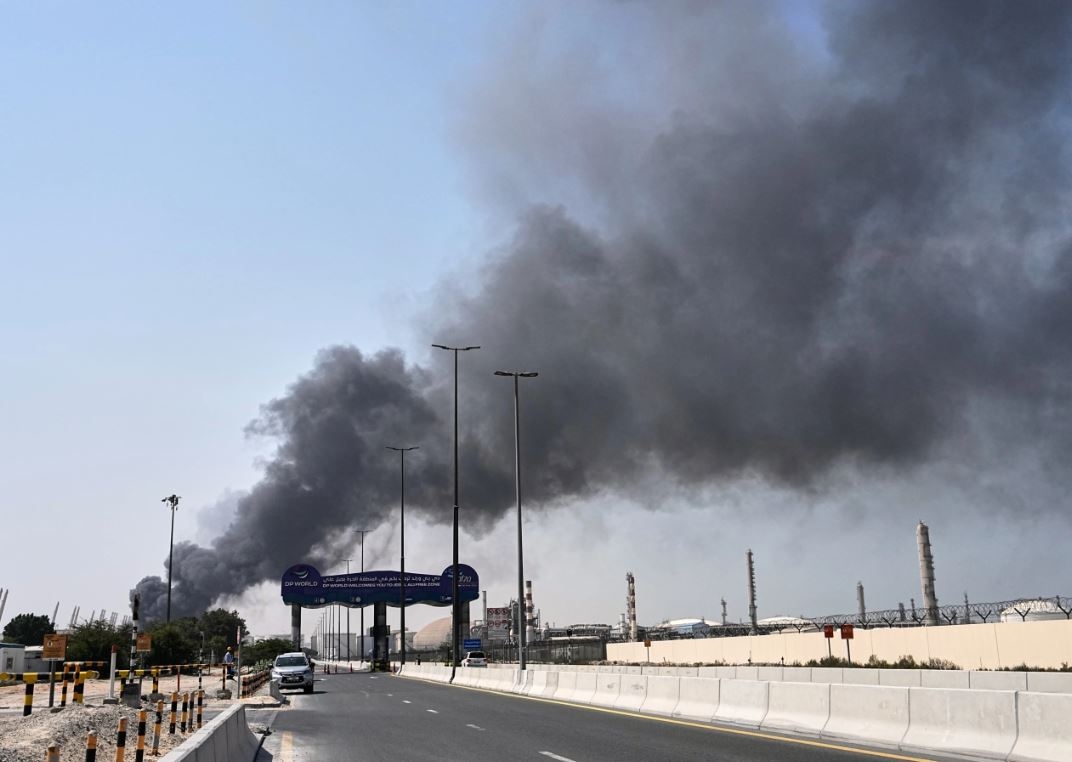 Khói bốc lên sau một cuộc không kích của Mỹ vào Iran. Nguồn: AP