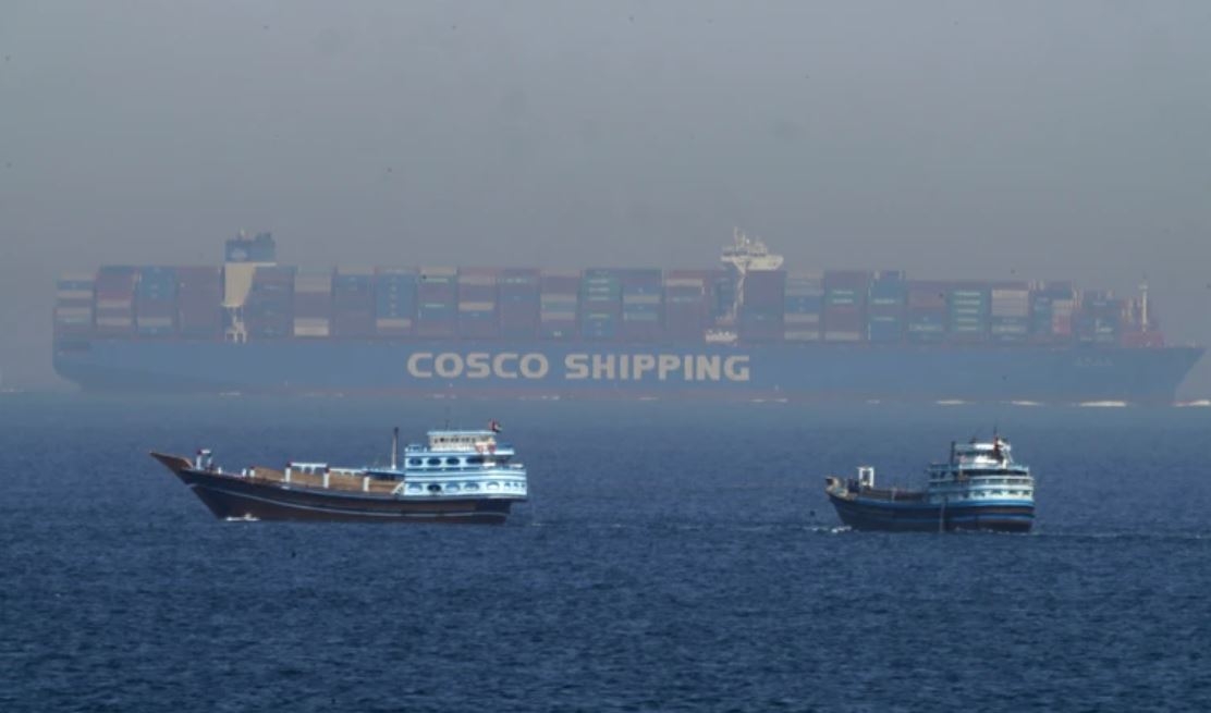 Tàu thuyền đi qua Eo biển Hormuz. Ảnh: AP